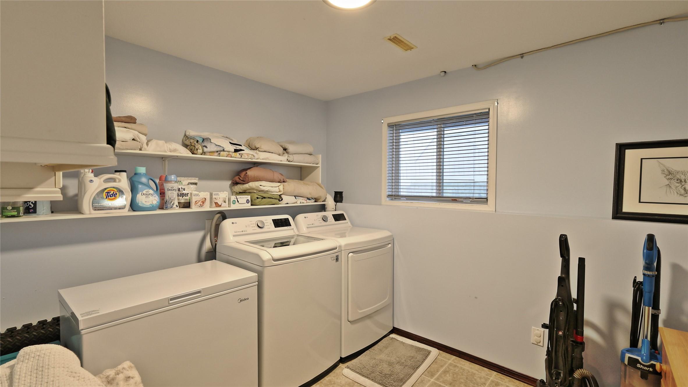 208 8Th Street, Cranbrook, BC - Indoor Photo Showing Laundry Room
