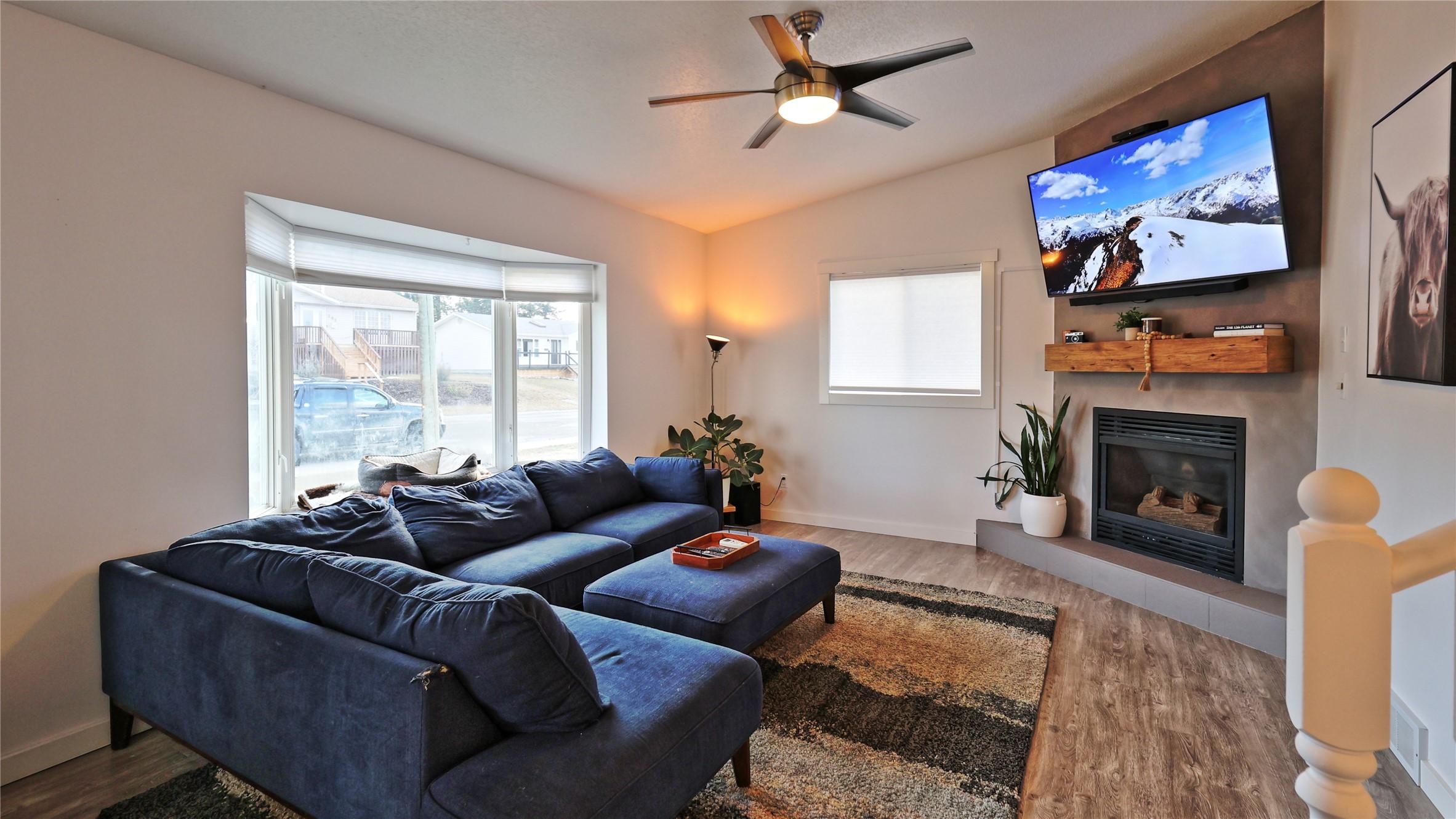 208 8Th Street, Cranbrook, BC - Indoor Photo Showing Living Room With Fireplace
