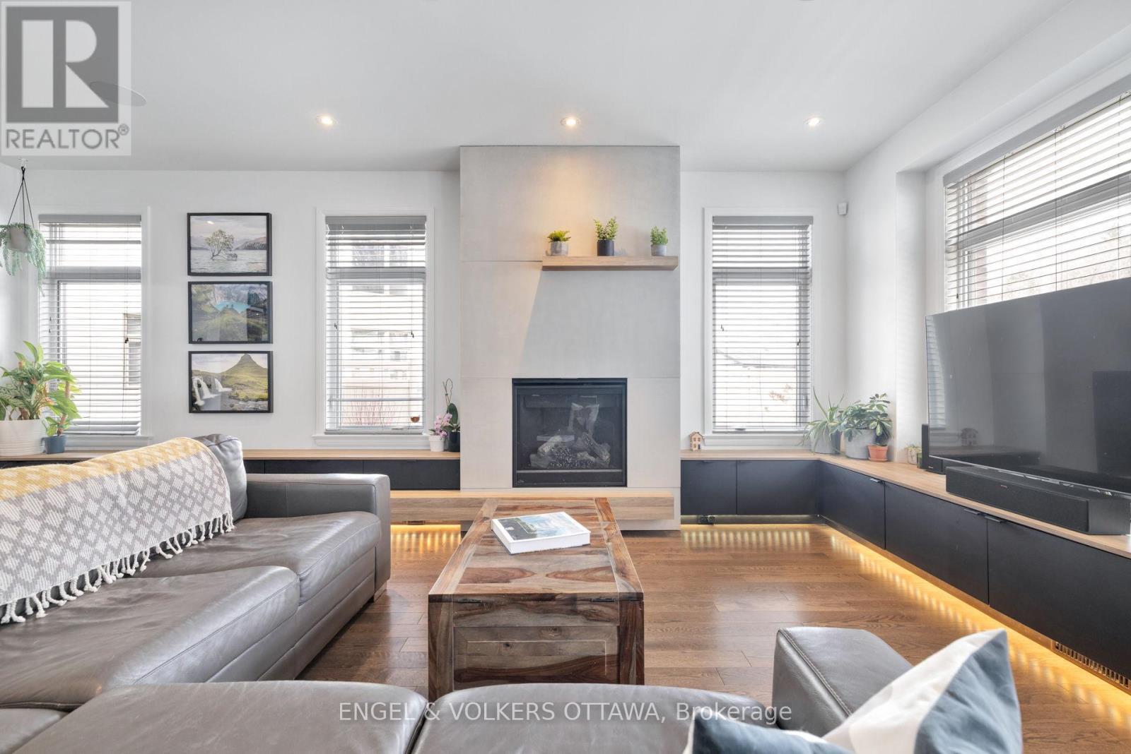 157 Avro Circle, Ottawa, ON - Indoor Photo Showing Living Room With Fireplace
