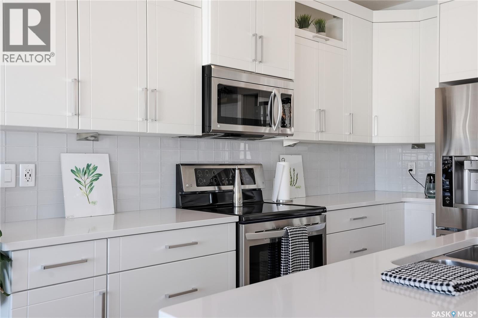 619 Fast Crescent, Saskatoon, SK - Indoor Photo Showing Kitchen With Upgraded Kitchen