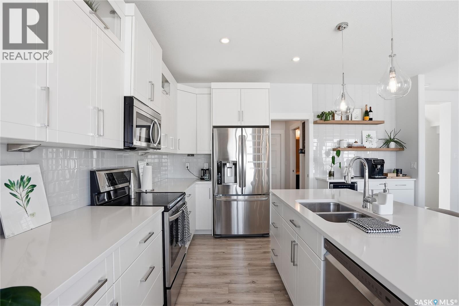 619 Fast Crescent, Saskatoon, SK - Indoor Photo Showing Kitchen With Double Sink With Upgraded Kitchen