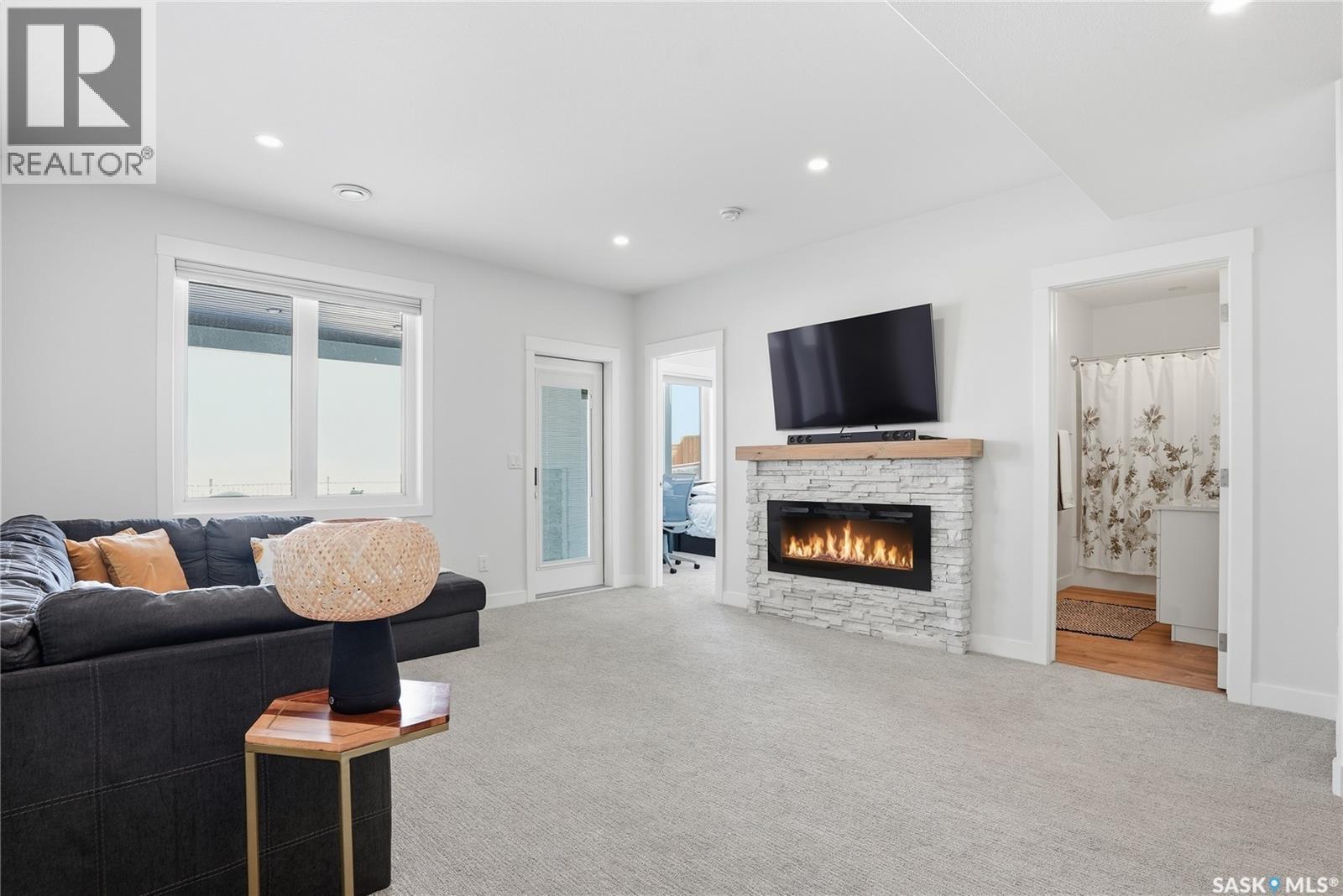 619 Fast Crescent, Saskatoon, SK - Indoor Photo Showing Living Room With Fireplace