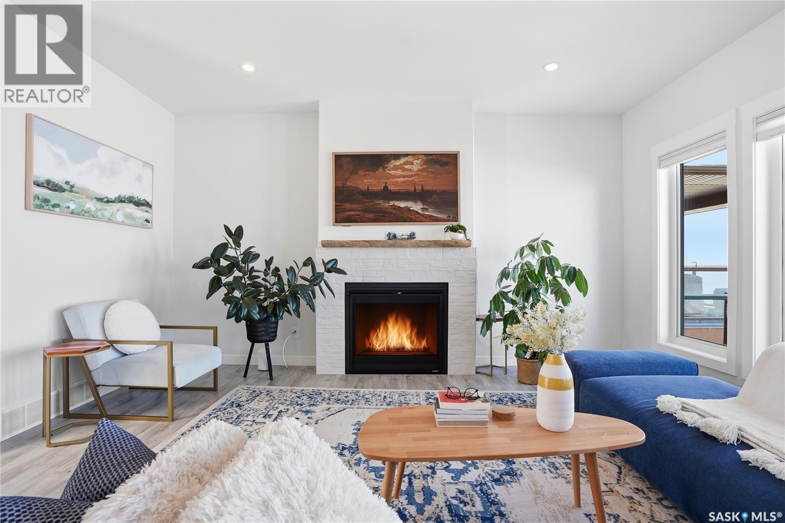 619 Fast Crescent, Saskatoon, SK - Indoor Photo Showing Living Room With Fireplace
