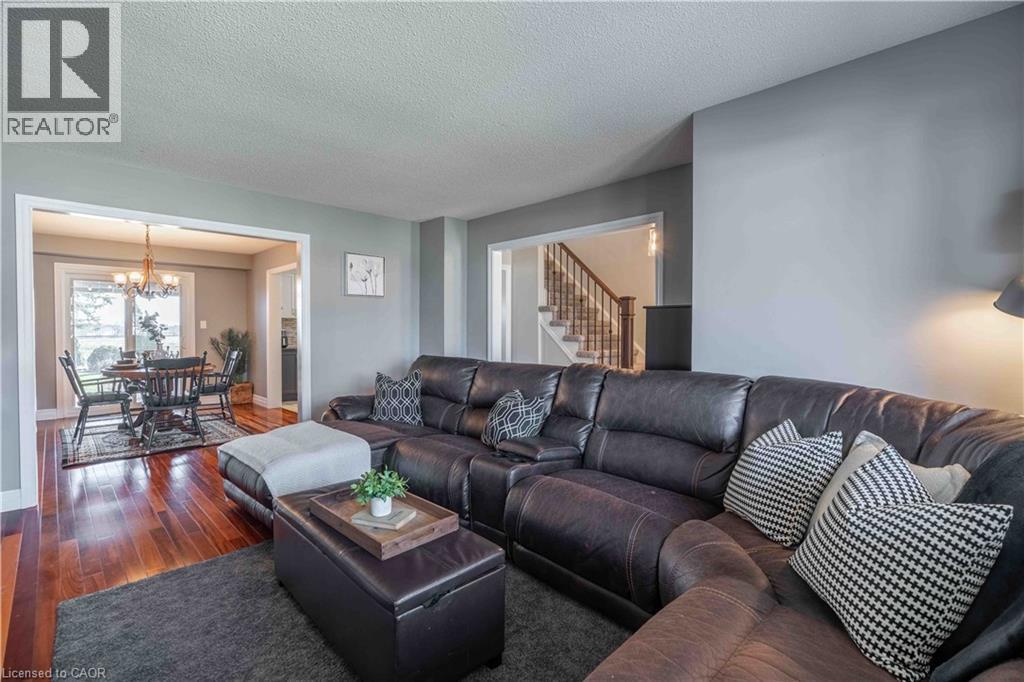 16 Clansman Crescent, Caledonia, ON - Indoor Photo Showing Living Room