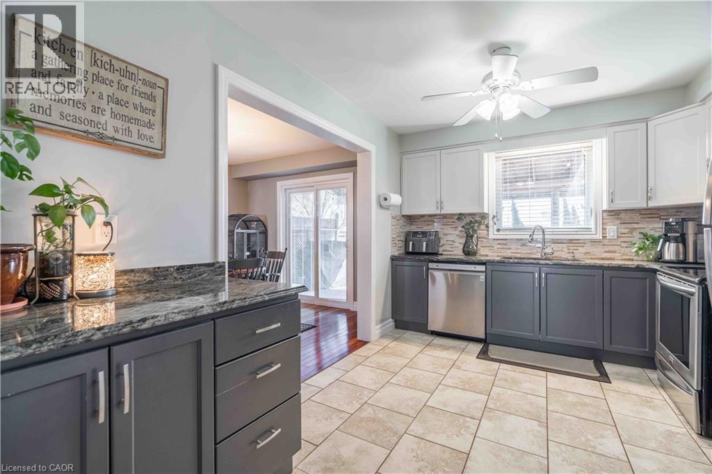 16 Clansman Crescent, Caledonia, ON - Indoor Photo Showing Kitchen