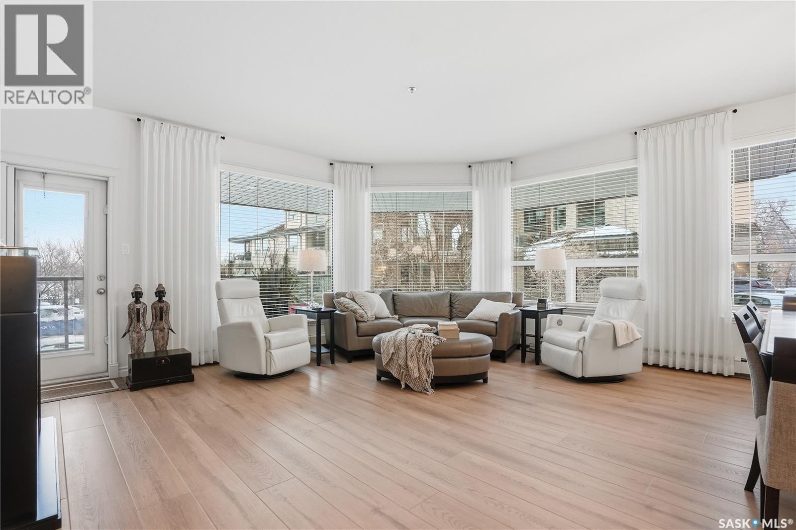 111 619 Saskatchewan Crescent W, Saskatoon, SK - Indoor Photo Showing Living Room