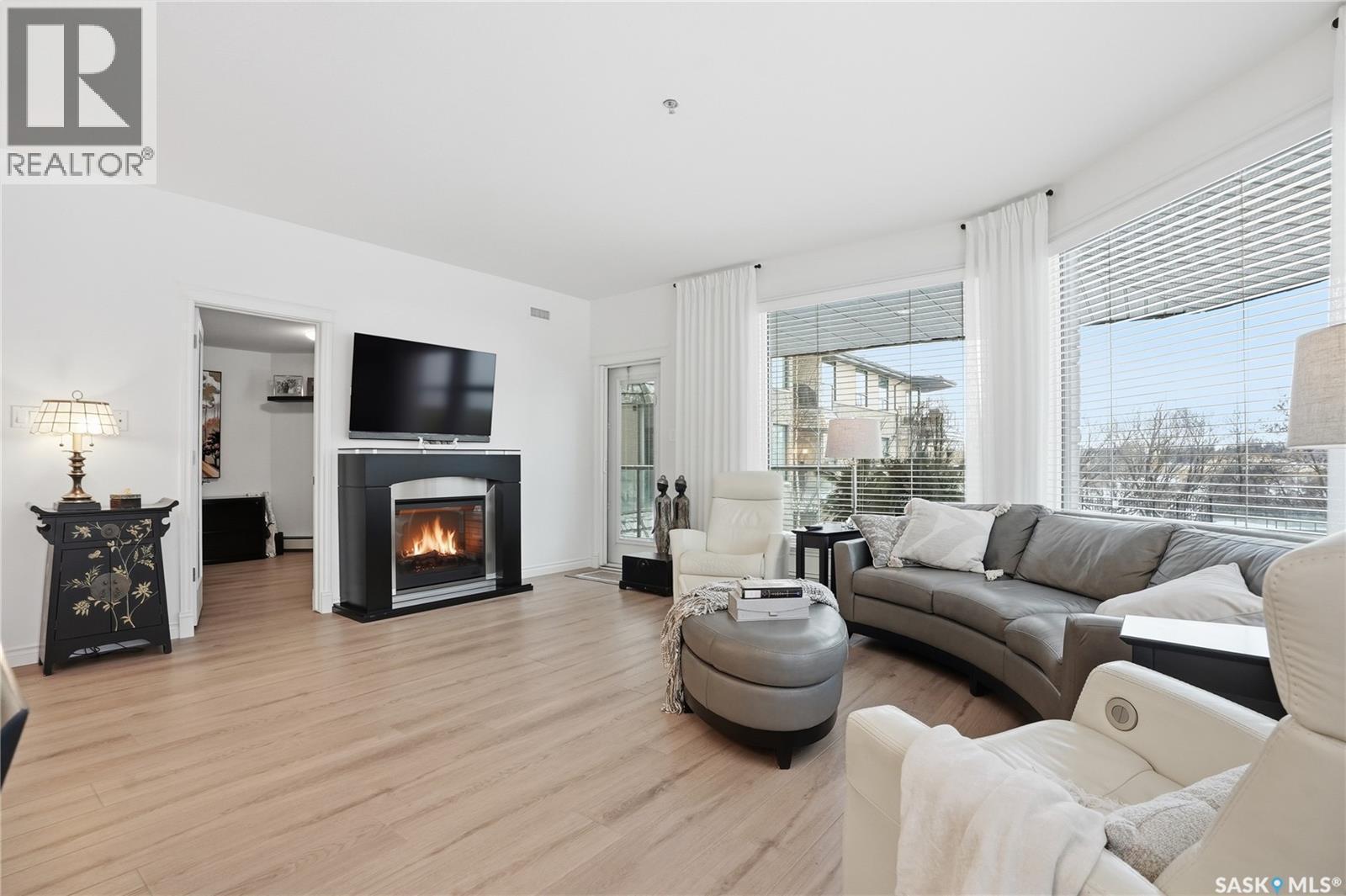 111 619 Saskatchewan Crescent W, Saskatoon, SK - Indoor Photo Showing Living Room With Fireplace