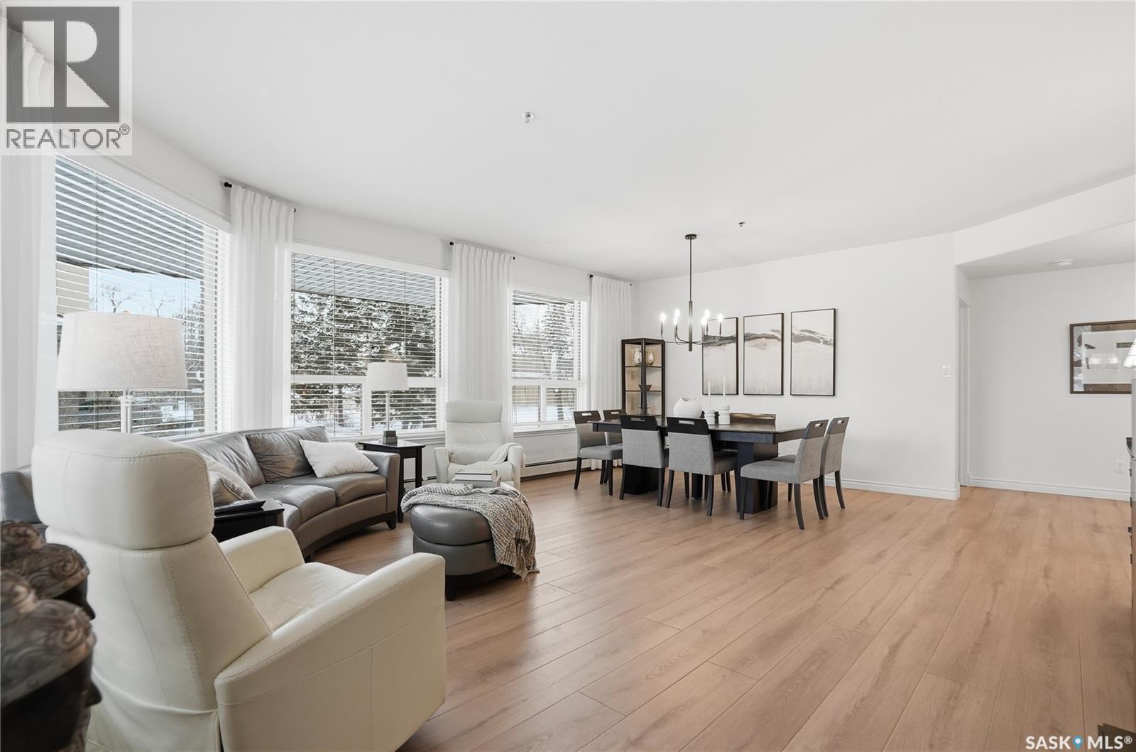 111 619 Saskatchewan Crescent W, Saskatoon, SK - Indoor Photo Showing Living Room