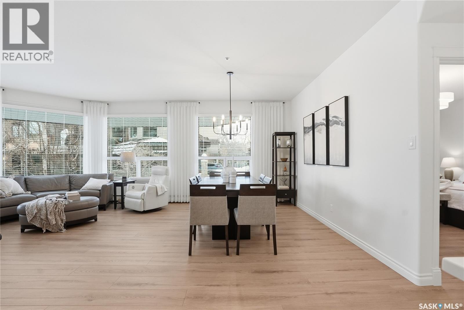 111 619 Saskatchewan Crescent W, Saskatoon, SK - Indoor Photo Showing Living Room