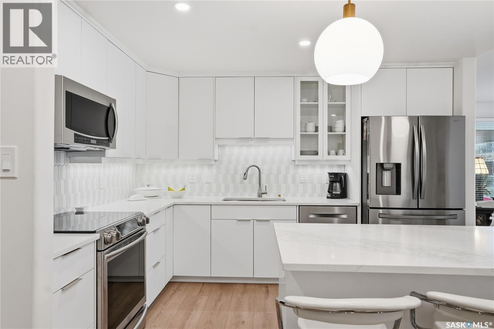 111 619 Saskatchewan Crescent W, Saskatoon, SK - Indoor Photo Showing Kitchen With Upgraded Kitchen