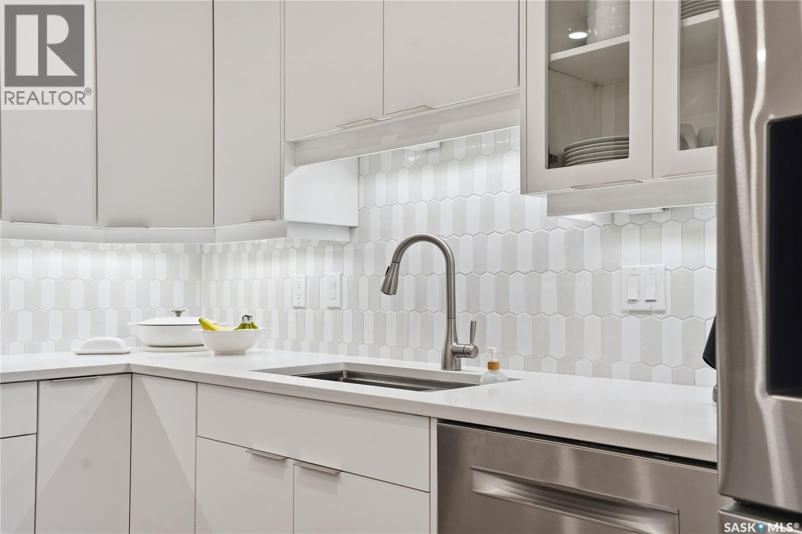 111 619 Saskatchewan Crescent W, Saskatoon, SK - Indoor Photo Showing Kitchen With Upgraded Kitchen