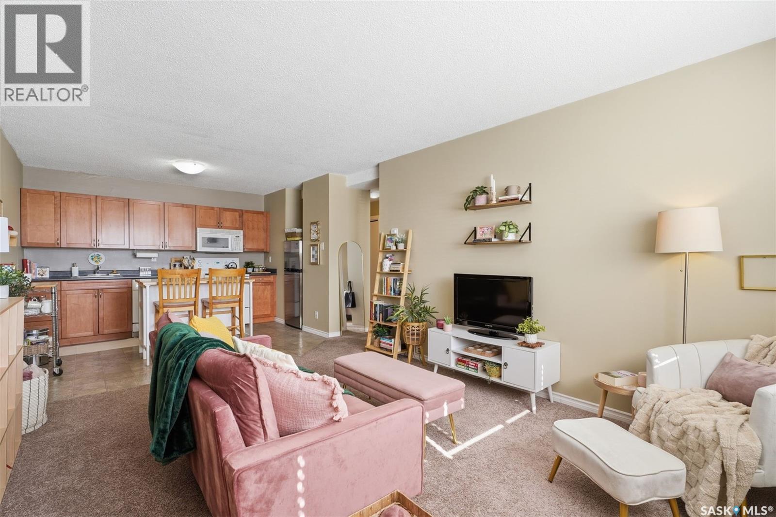 6 2 Summers Place, Saskatoon, SK - Indoor Photo Showing Living Room