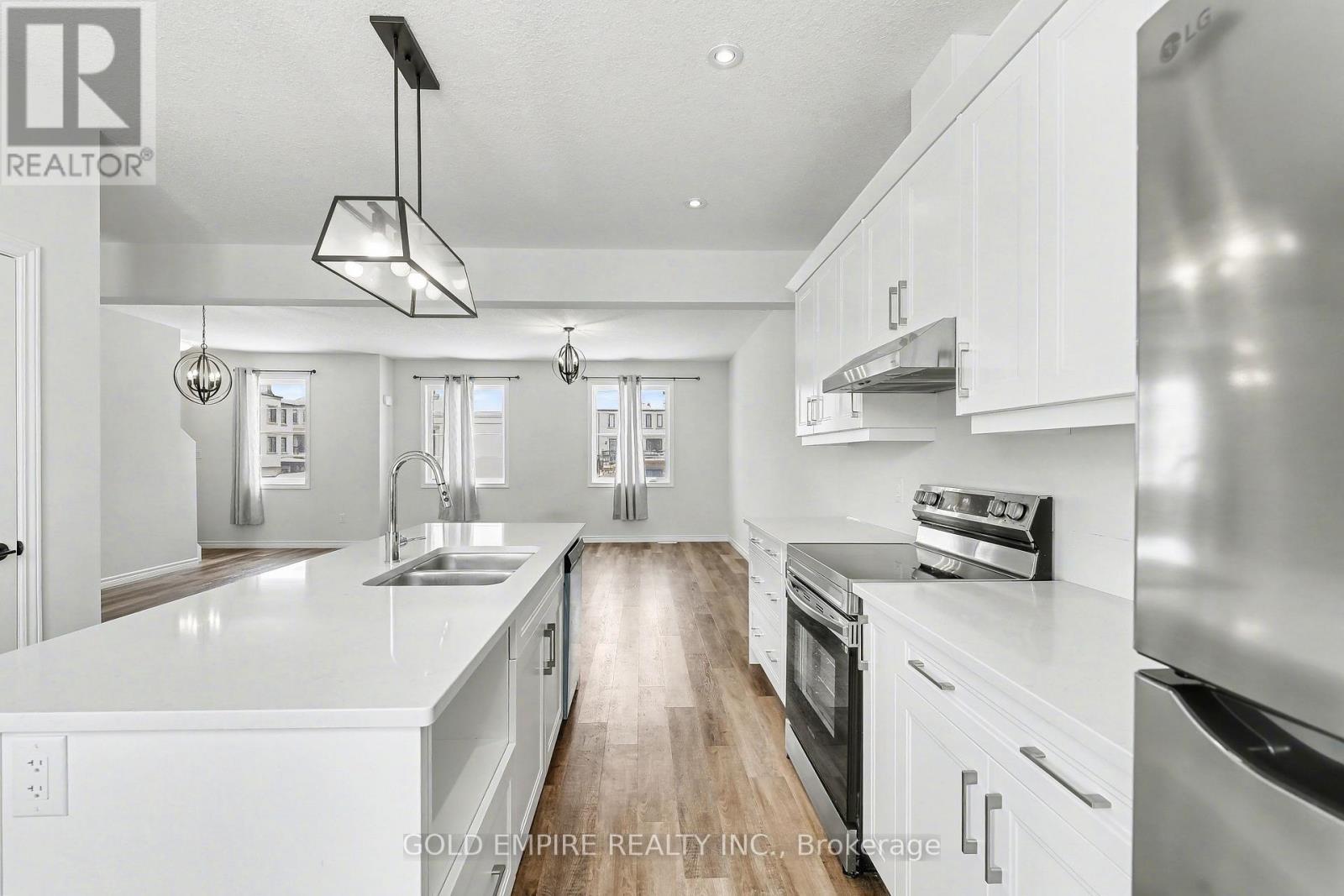 373 Callaway Road, London North (North R), ON - Indoor Photo Showing Kitchen With Stainless Steel Kitchen With Double Sink With Upgraded Kitchen