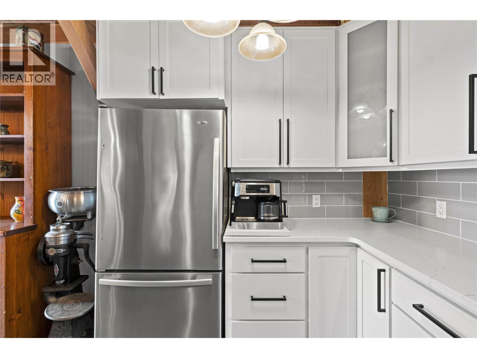 Granite counters & stainless steel appliances - 1403 Notch Hill Road, Sorrento, BC - Indoor Photo Showing Kitchen
