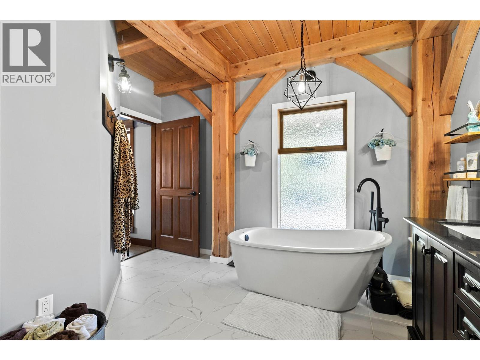 Soaker tub in Ensuite - 1403 Notch Hill Road, Sorrento, BC - Indoor Photo Showing Bathroom