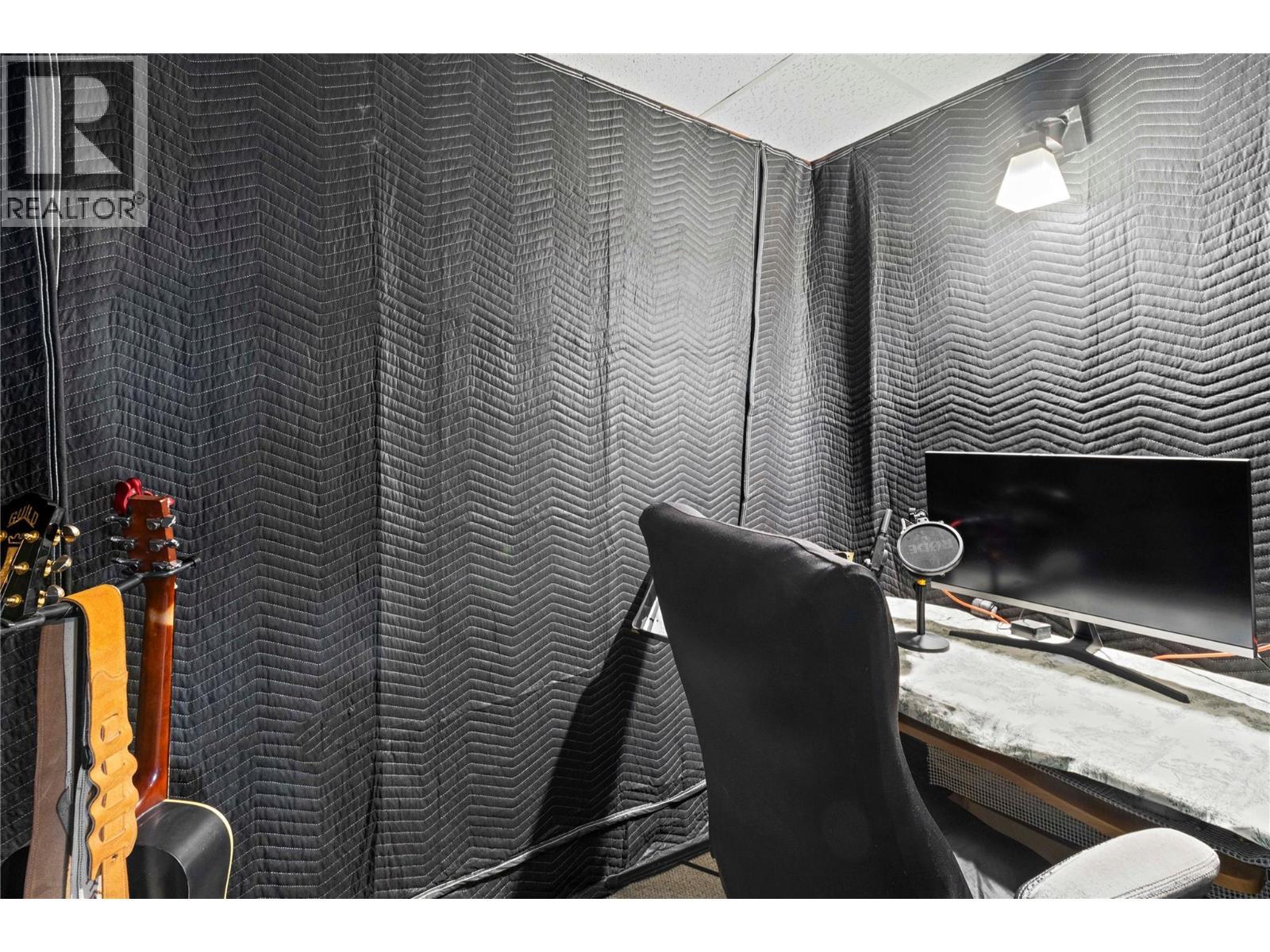 Soundproof studio - 1403 Notch Hill Road, Sorrento, BC - Indoor