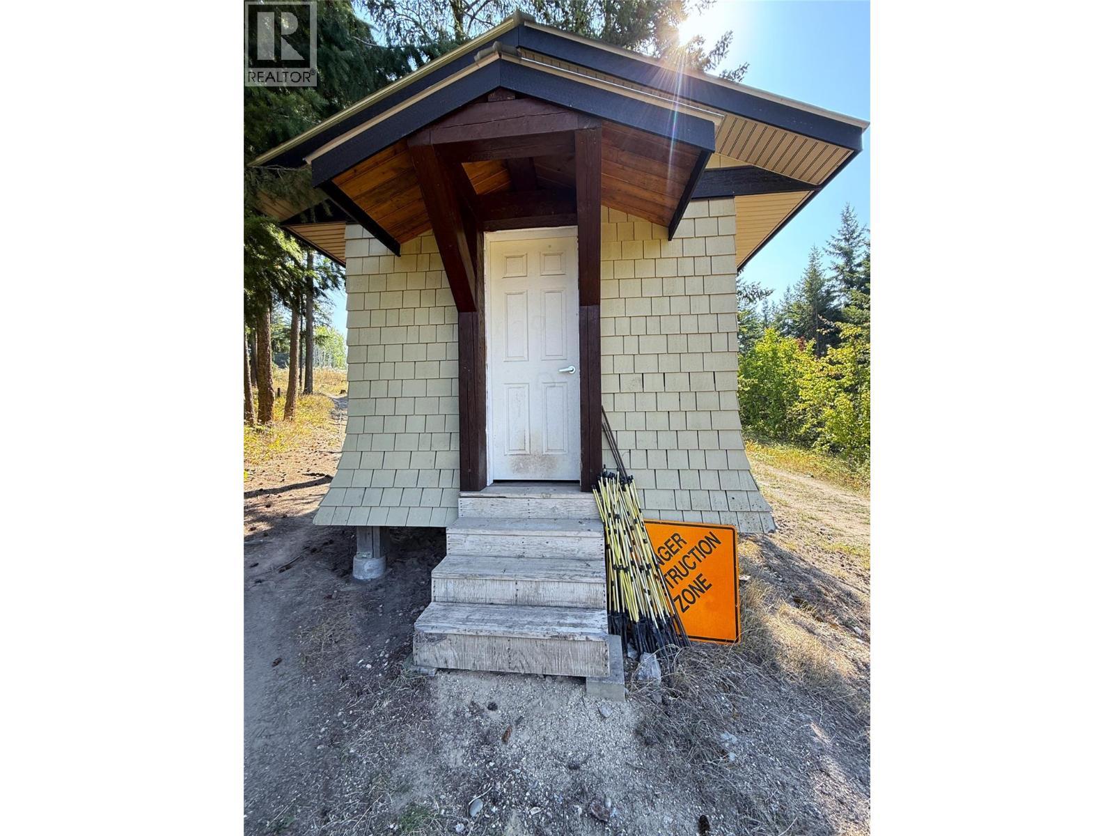 Bunkhouse entrance - 1403 Notch Hill Road, Sorrento, BC - Outdoor