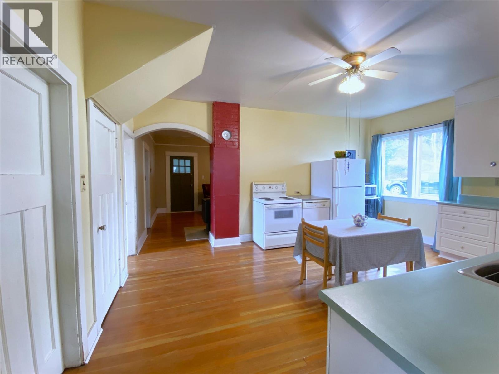 Kitchen looking through to Living Room - 1403 Notch Hill Road, Sorrento, BC - Indoor