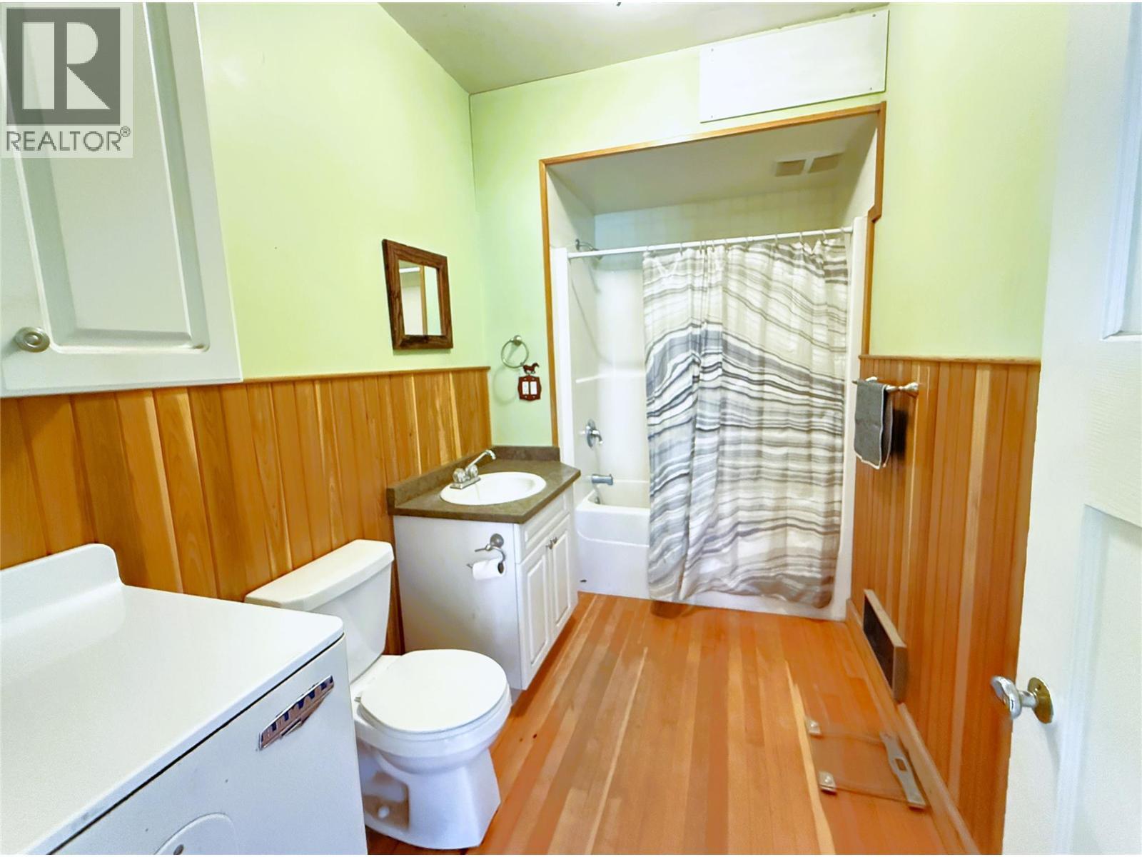 Main Floor 4 pc Bathroom - 1403 Notch Hill Road, Sorrento, BC - Indoor Photo Showing Other Room