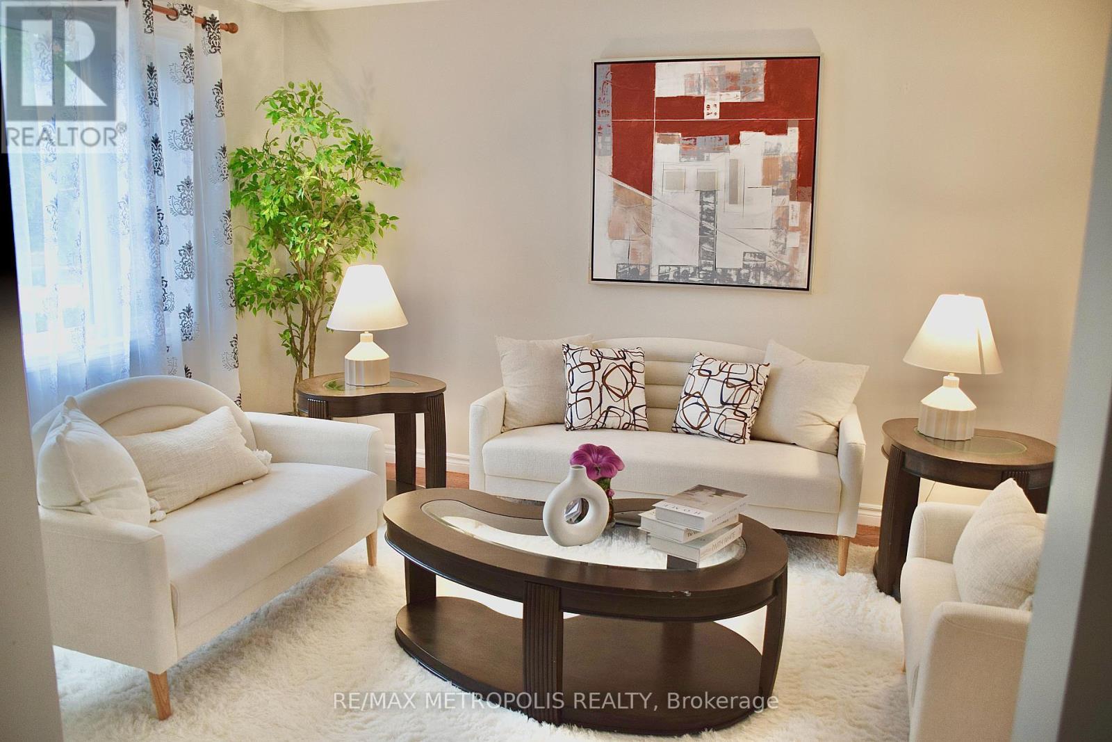 1405 Manitou Drive, Oshawa, ON - Indoor Photo Showing Living Room