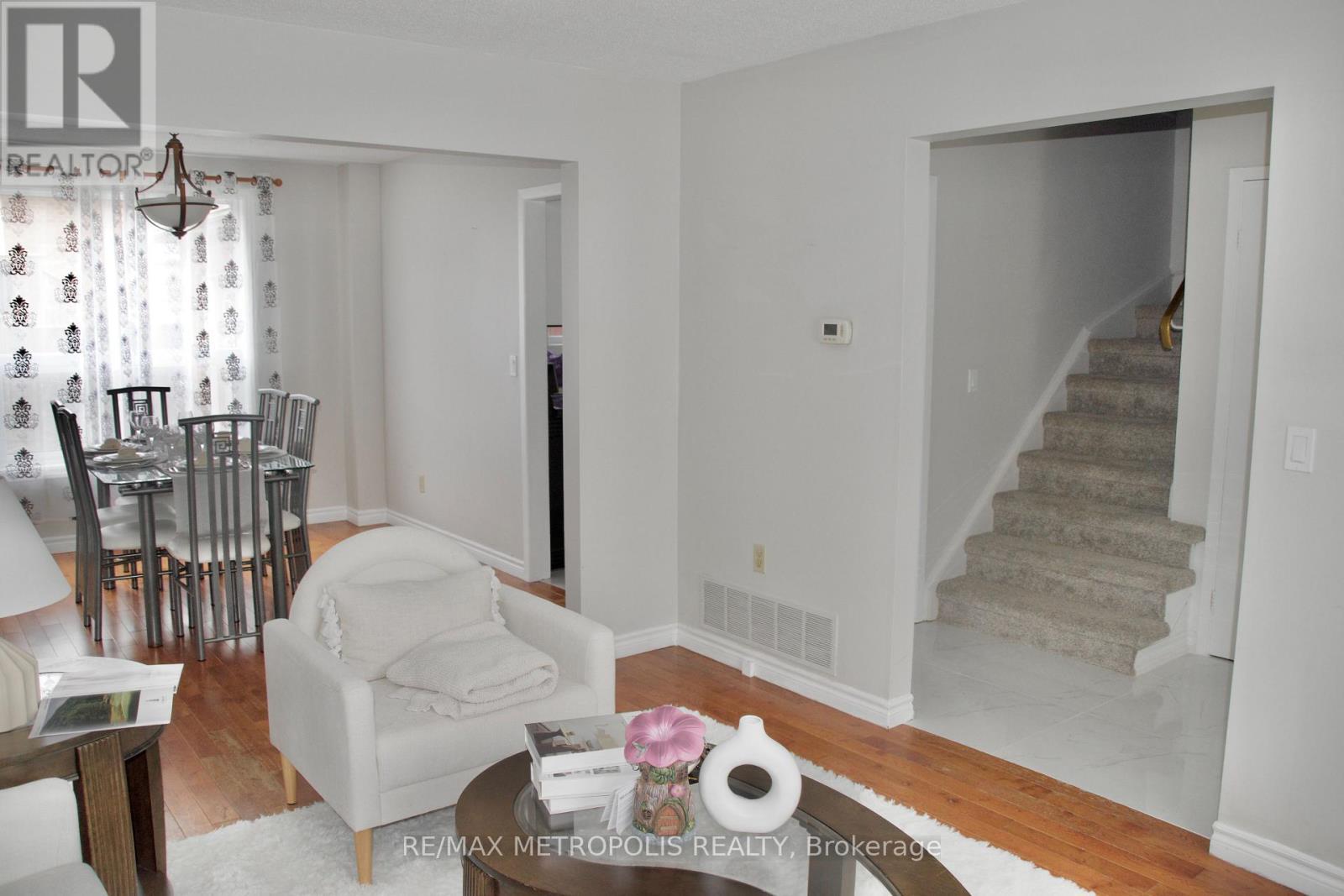 1405 Manitou Drive, Oshawa, ON - Indoor Photo Showing Living Room