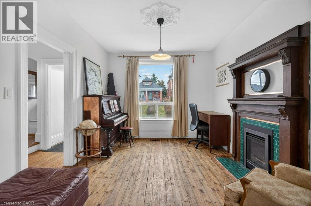 523 Catharine Street N, Hamilton, ON - Indoor Photo Showing Living Room With Fireplace
