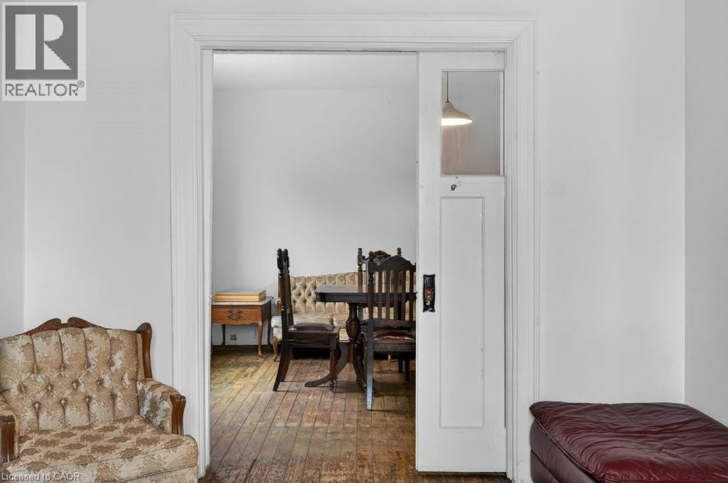 523 Catharine Street N, Hamilton, ON - Indoor Photo Showing Bedroom