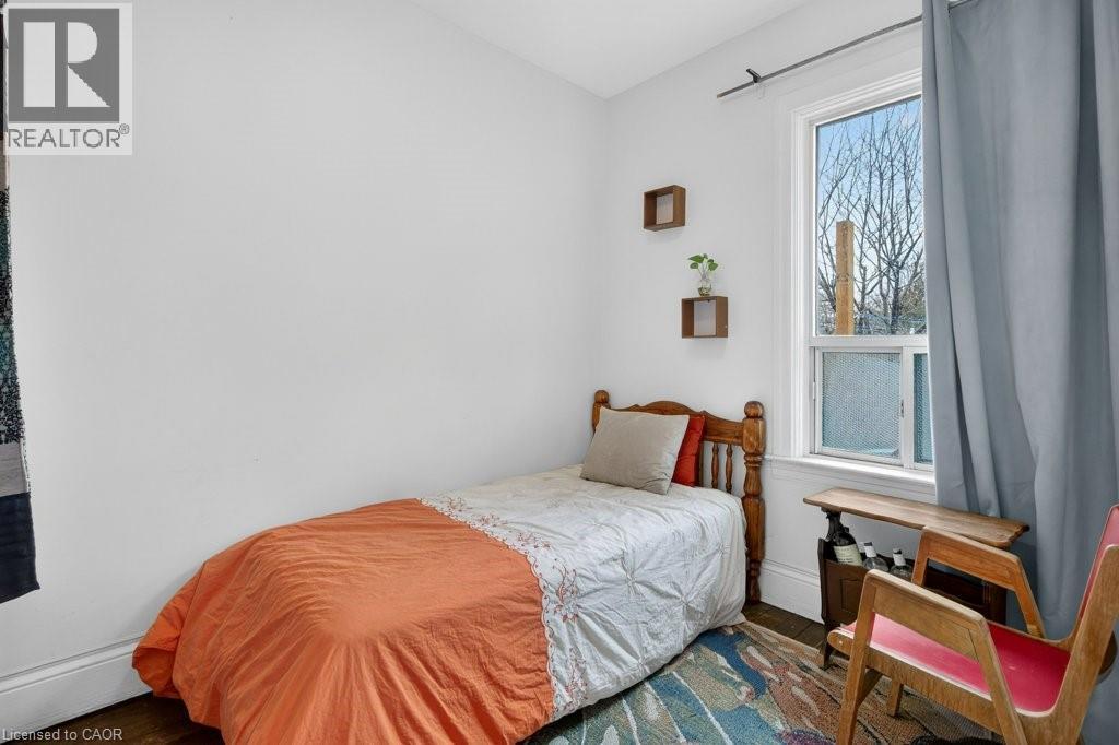 523 Catharine Street N, Hamilton, ON - Indoor Photo Showing Bedroom