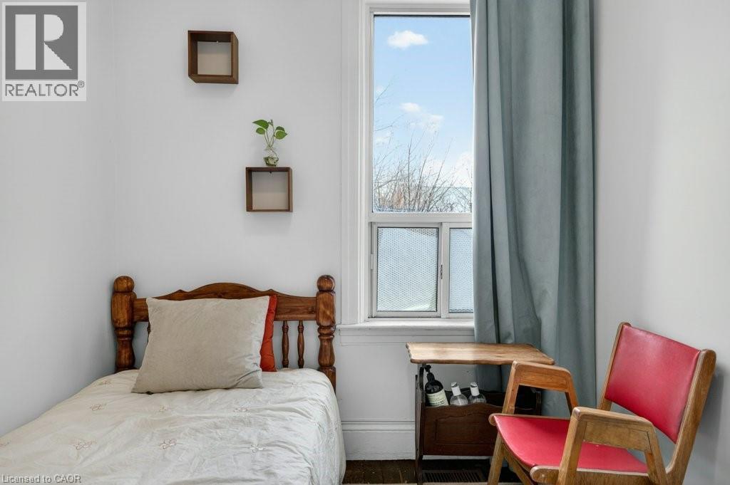 523 Catharine Street N, Hamilton, ON - Indoor Photo Showing Bedroom