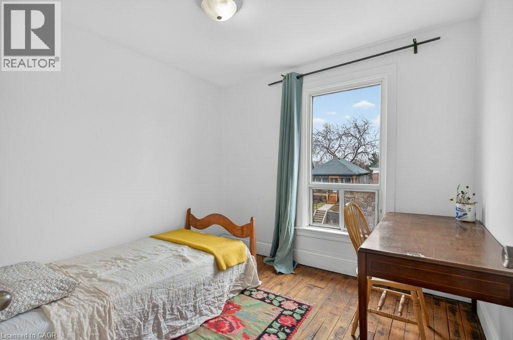 523 Catharine Street N, Hamilton, ON - Indoor Photo Showing Bedroom