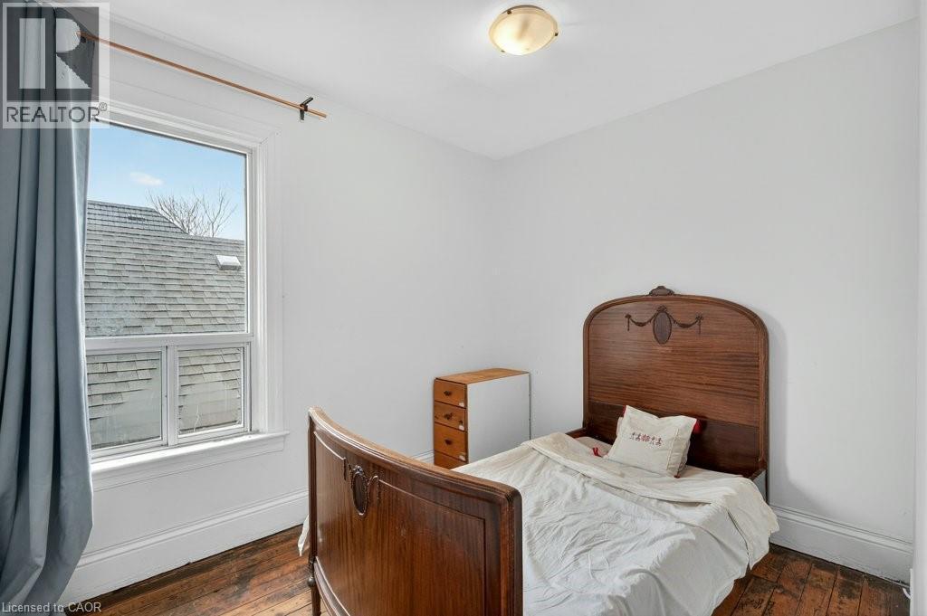 523 Catharine Street N, Hamilton, ON - Indoor Photo Showing Bedroom