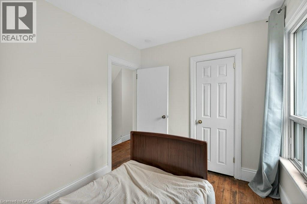 523 Catharine Street N, Hamilton, ON - Indoor Photo Showing Bedroom