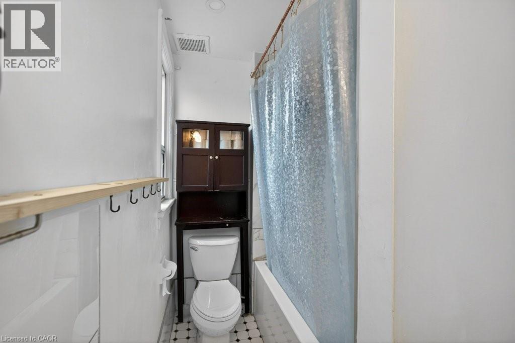 523 Catharine Street N, Hamilton, ON - Indoor Photo Showing Bathroom