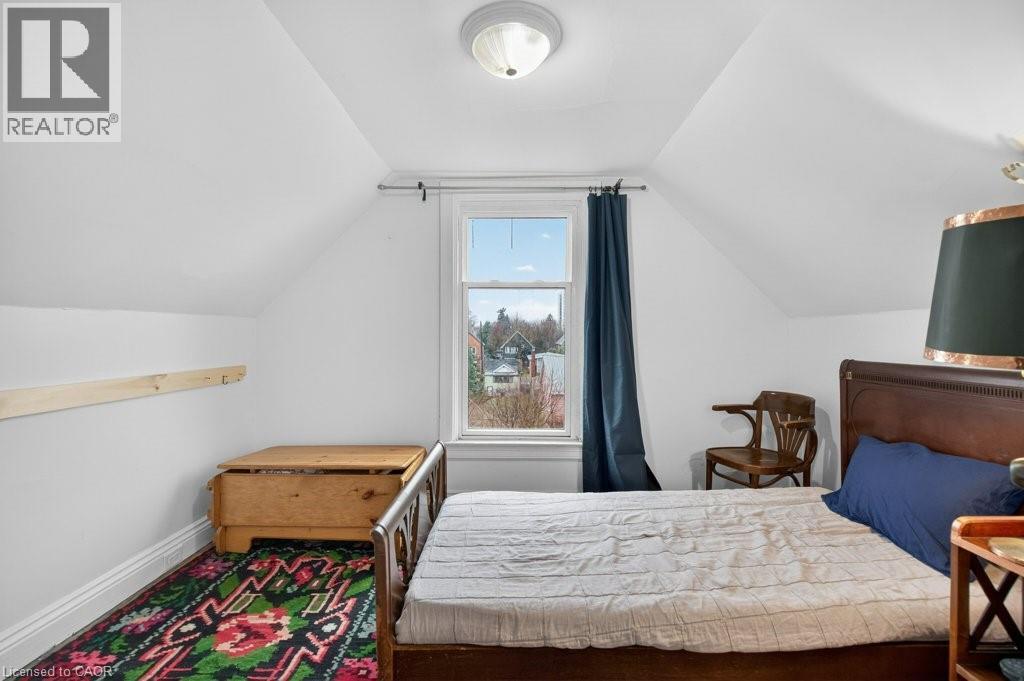 523 Catharine Street N, Hamilton, ON - Indoor Photo Showing Bedroom