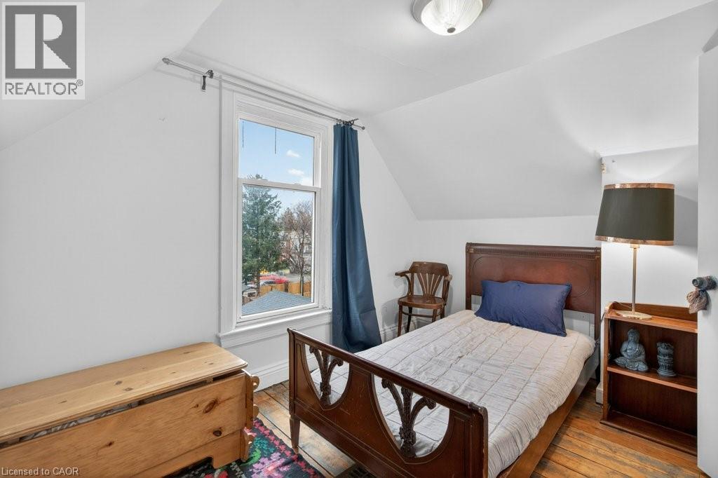 523 Catharine Street N, Hamilton, ON - Indoor Photo Showing Bedroom