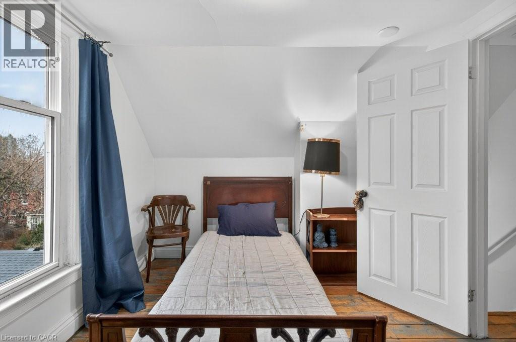 523 Catharine Street N, Hamilton, ON - Indoor Photo Showing Bedroom