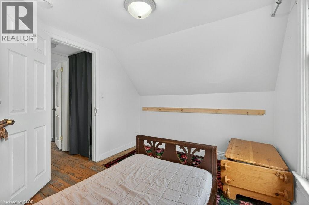 523 Catharine Street N, Hamilton, ON - Indoor Photo Showing Bedroom