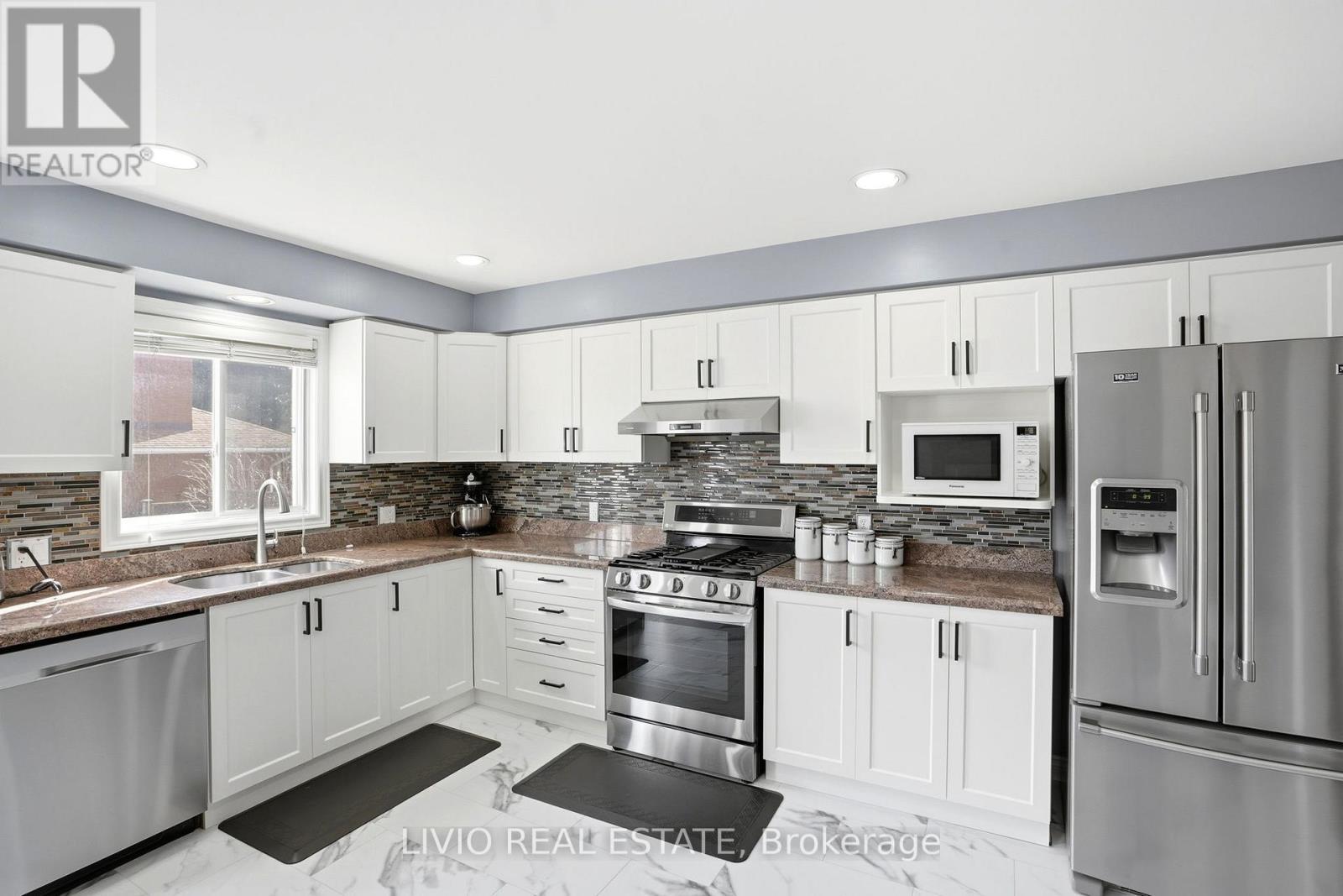 19 Konstantine Court, Hamilton, ON - Indoor Photo Showing Kitchen With Double Sink With Upgraded Kitchen