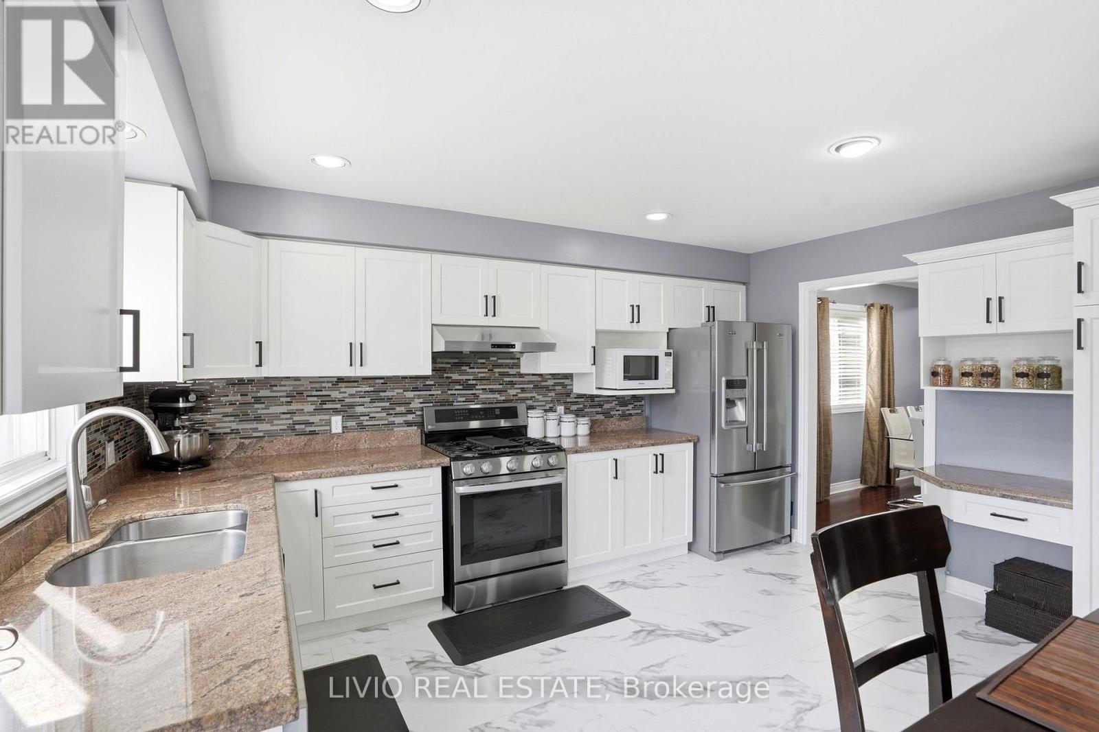 19 Konstantine Court, Hamilton, ON - Indoor Photo Showing Kitchen With Double Sink With Upgraded Kitchen