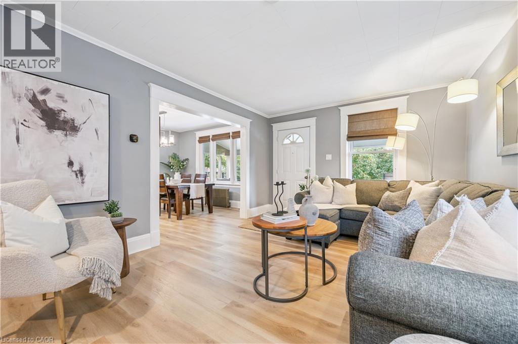 310 Kitchener Road, Cambridge, ON - Indoor Photo Showing Living Room