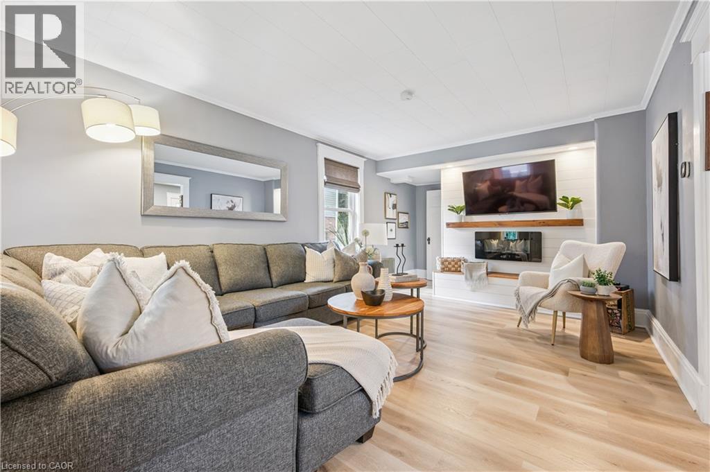 310 Kitchener Road, Cambridge, ON - Indoor Photo Showing Living Room