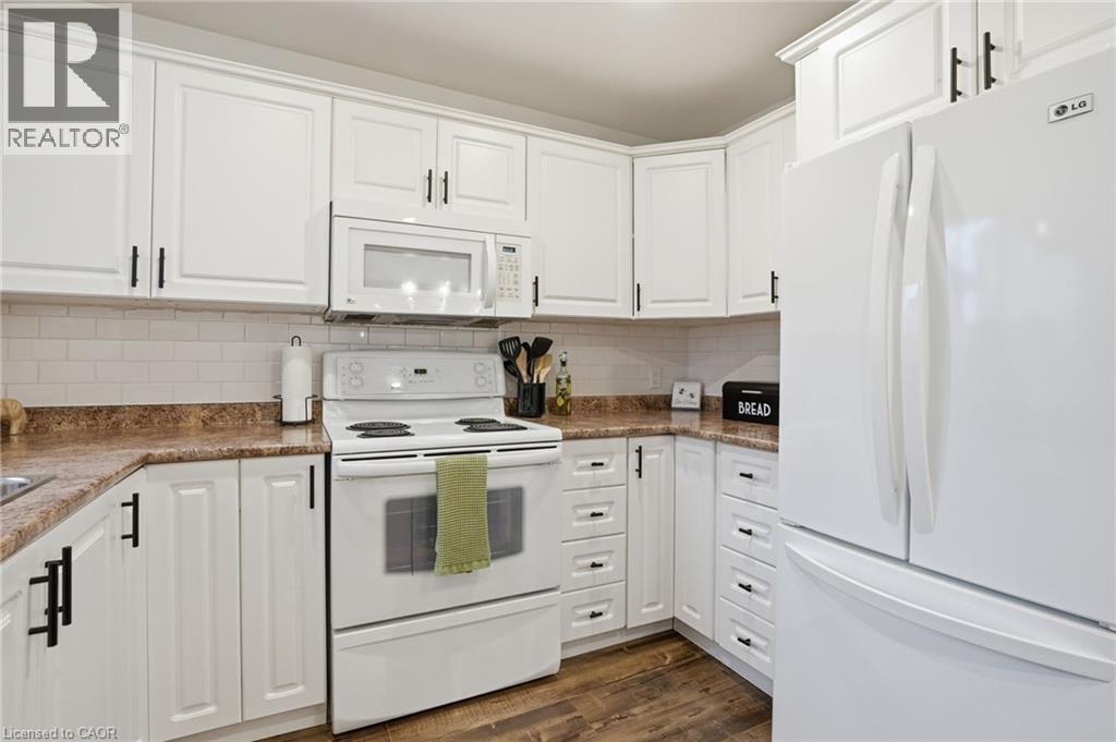 68 Delena Avenue N, Hamilton, ON - Indoor Photo Showing Kitchen