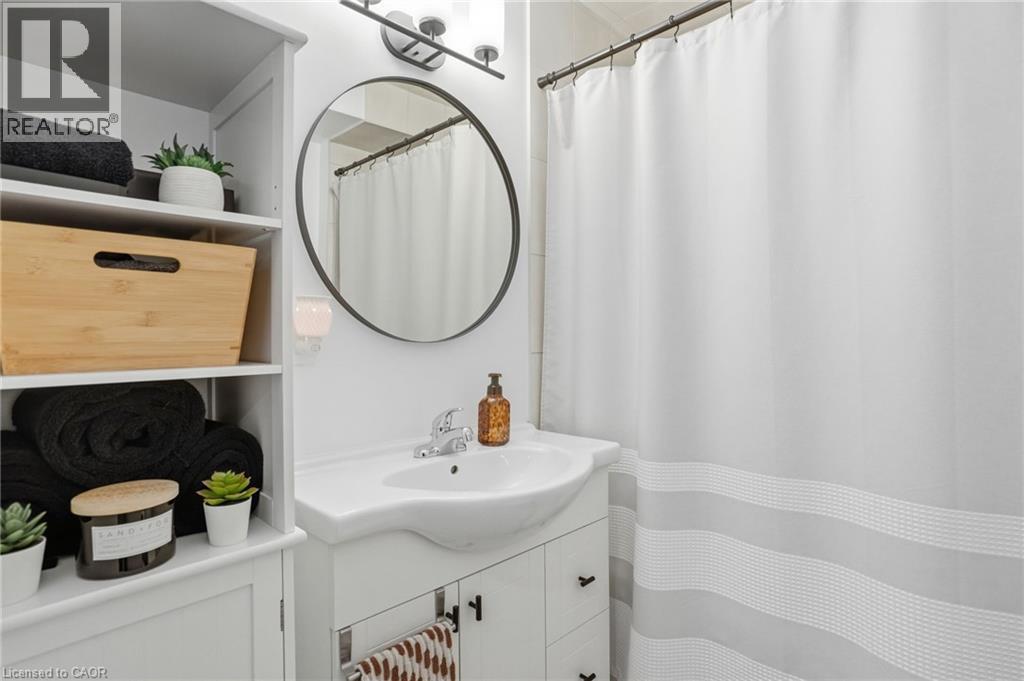 68 Delena Avenue N, Hamilton, ON - Indoor Photo Showing Bathroom