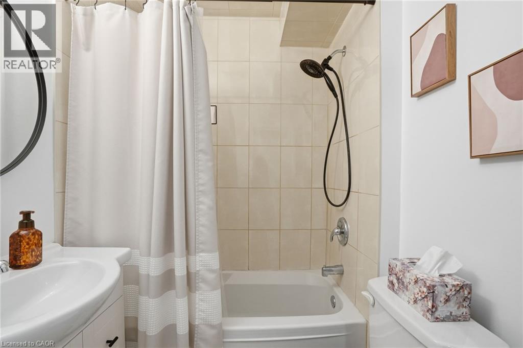 68 Delena Avenue N, Hamilton, ON - Indoor Photo Showing Bathroom