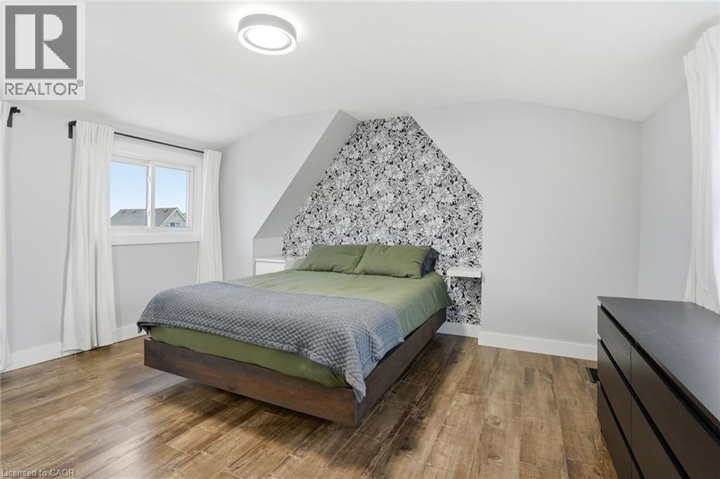 68 Delena Avenue N, Hamilton, ON - Indoor Photo Showing Bedroom