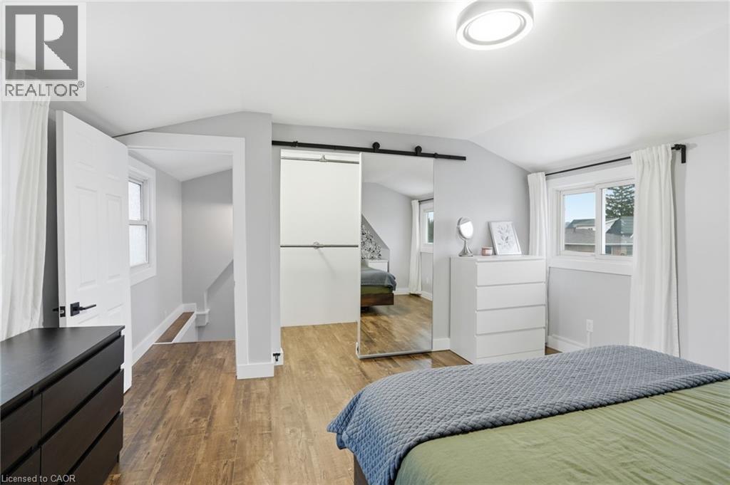 68 Delena Avenue N, Hamilton, ON - Indoor Photo Showing Bedroom