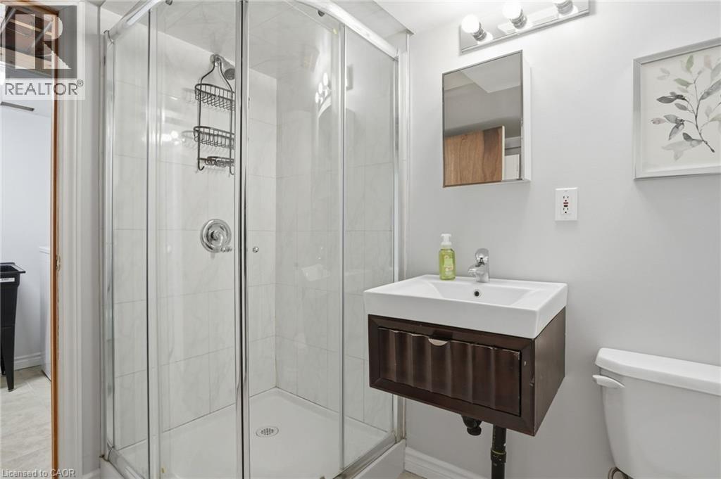 68 Delena Avenue N, Hamilton, ON - Indoor Photo Showing Bathroom