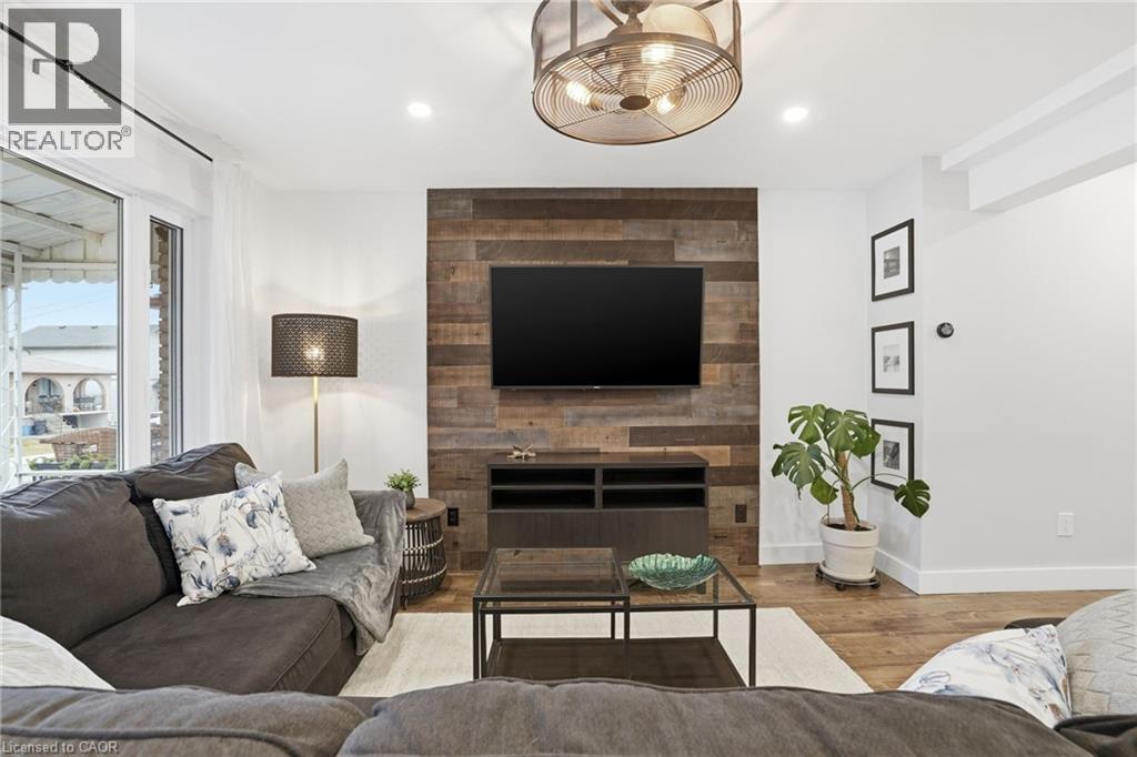68 Delena Avenue N, Hamilton, ON - Indoor Photo Showing Living Room With Fireplace