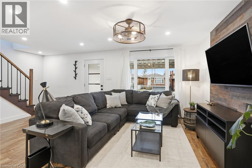68 Delena Avenue N, Hamilton, ON - Indoor Photo Showing Living Room