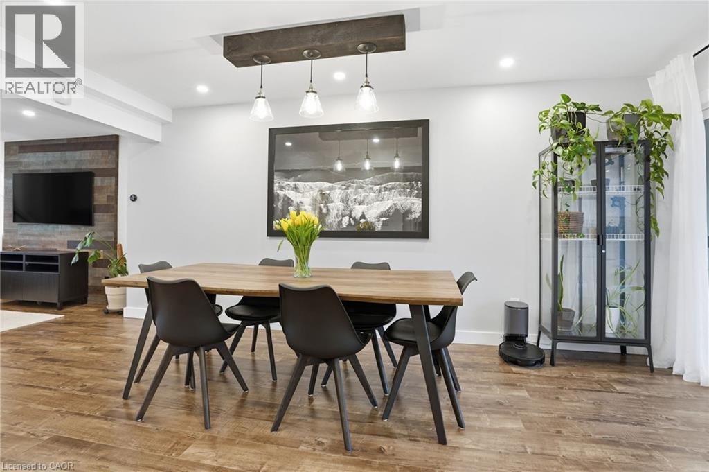 68 Delena Avenue N, Hamilton, ON - Indoor Photo Showing Dining Room